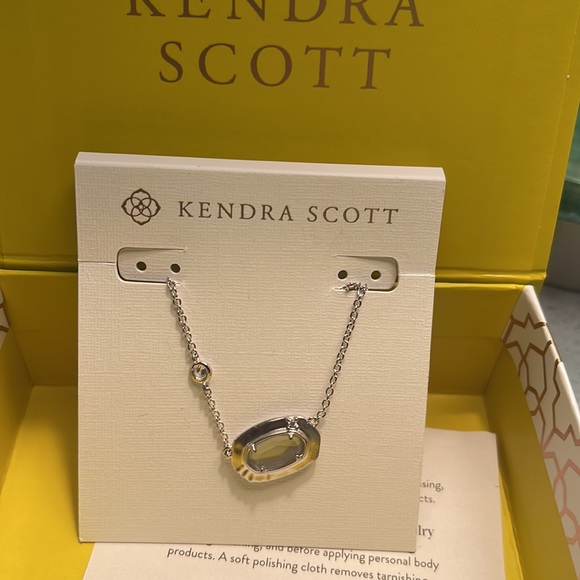 Kendra Scott Anna Short Silver Pendant Necklace in Rhodium Gray Illusion NWT - Picture 3 of 5